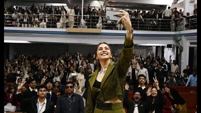 Actor Rakul Preet Singh taking a selfie with the students of National PG College on her visit to Lucknow on Friday. (Deepak Gupta/HT) Actor Rakul Preet Singh taking a selfie with the students of National PG College on her visit to Lucknow on Friday. (Deepak Gupta/HT)
