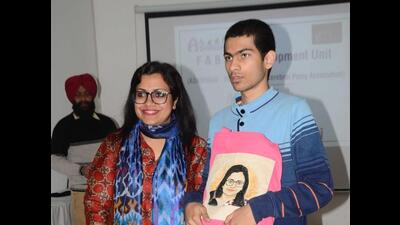 DC Surabhi Malik receiving a painting from Bismin Singh at Ashirwad centre in Ludhiana. (Harvinder Singh/HT) DC Surabhi Malik receiving a painting from Bismin Singh at Ashirwad centre in Ludhiana. (Harvinder Singh/HT)