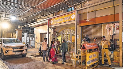 Mumbai, India - February 17, 2023: Sena Bhavan wears a deserted look after the Election Commission of India (ECI) gives the verdict in favour of Eknath Shinde faction, at Dadar, in Mumbai, India, on Friday, February 17, 2023. (Photo by Satish Bate/Hindustan Times) (Satish Bate/HT PHOTO) Mumbai, India - February 17, 2023: Sena Bhavan wears a deserted look after the Election Commission of India (ECI) gives the verdict in favour of Eknath Shinde faction, at Dadar, in Mumbai, India, on Friday, February 17, 2023. (Photo by Satish Bate/Hindustan Times) (Satish Bate/HT PHOTO)