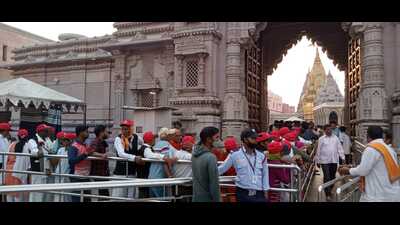 On the eve of Maha Shivratri, long queues of devotees at Kashi Vishwanath Temple in Varanasi on Saturday. (Rajesh Kumar/ht)