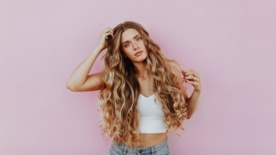 Applying too much product: Wet hair tends to absorb products more easily than dry hair, so it's important not to use too much. Excessive product buildup can make your hair feel heavy and greasy, as well as cause scalp irritation and clogged pores. Use a small amount of product, and distribute it evenly throughout your hair (Photo by Averie Woodard on Unsplash) Applying too much product: Wet hair tends to absorb products more easily than dry hair, so it's important not to use too much. Excessive product buildup can make your hair feel heavy and greasy, as well as cause scalp irritation and clogged pores. Use a small amount of product, and distribute it evenly throughout your hair (Photo by Averie Woodard on Unsplash)