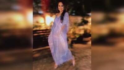Sonakshi Sinha did not mind going all blink for the occasion and accessorised her look with diamond jewellery.&nbsp; (Instagram/@aslisona)