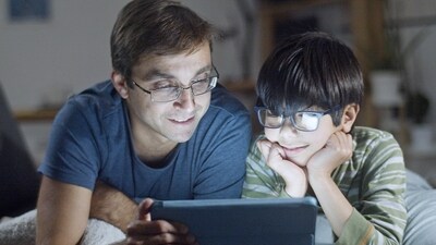 Technology is not used without supervision: Make sure to supervise your children when they use technology to ensure their safety. For example, you could allow them to play games on a tablet, but only in designated areas like the living room or the kitchen where you can keep an eye on them. (Kampus Production) Technology is not used without supervision: Make sure to supervise your children when they use technology to ensure their safety. For example, you could allow them to play games on a tablet, but only in designated areas like the living room or the kitchen where you can keep an eye on them. (Kampus Production)