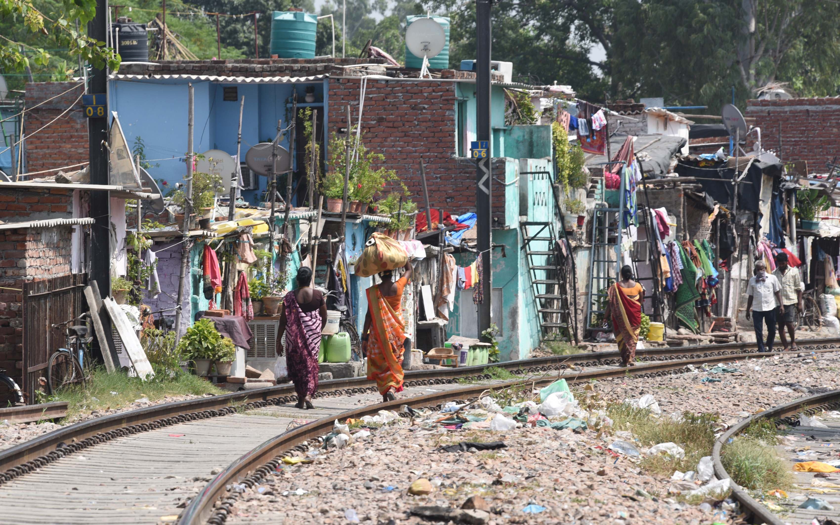 Urban squalor: Slums adjoining railway tracks in New Delhi. (Arvind Yadav/HT PHOTO)