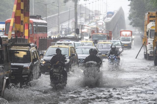 A waterlogged street in Sion, Mumbai, after heavy rain on July 13, 2022. (Pratik Chorge/HT PHOTO)