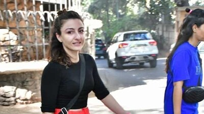 Soha Ali Khan looks chic in casuals as she is spotted by the paparazzi. 