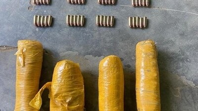 heroin, two foreign-made pistols and ammunition recovered by the BSF from Gurdaspur district  (HT Photo)