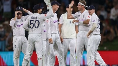 England's Stuart Broad (2nd R) celebrates with his teammates after bowling New Zealand's Tom Blundell during day three of the first cricket Test match between New Zealand and England. (AFP) England's Stuart Broad (2nd R) celebrates with his teammates after bowling New Zealand's Tom Blundell during day three of the first cricket Test match between New Zealand and England. (AFP)