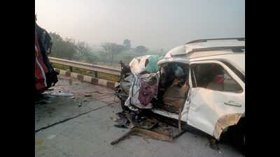 Damaged car on Agra Lucknow Expressway on Saturday. (HT Photo)