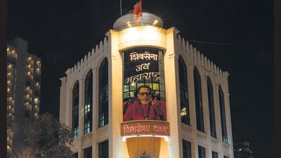 Mumbai, India - February 17, 2023: Sena Bhavan wears a deserted look after the Election Commission of India (ECI) gives the verdict in favour of Eknath Shinde faction, at Dadar, in Mumbai, India, on Friday, February 17, 2023. (Photo by Satish Bate/Hindustan Times) (Satish Bate/HT PHOTO) Mumbai, India - February 17, 2023: Sena Bhavan wears a deserted look after the Election Commission of India (ECI) gives the verdict in favour of Eknath Shinde faction, at Dadar, in Mumbai, India, on Friday, February 17, 2023. (Photo by Satish Bate/Hindustan Times) (Satish Bate/HT PHOTO)