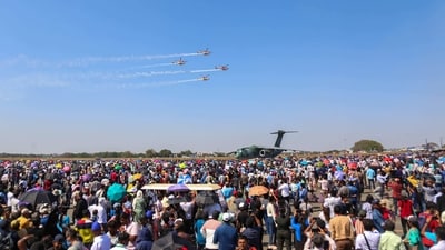 People gathered to watch the air show at the Yalahanka air base and were enchanted by the show. (PTI Photo/Shailendra Bhojak) (PTI)