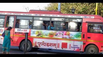 People rush to travel via Punyadasham bus. (Rahul Raut/HT PHOTO) People rush to travel via Punyadasham bus. (Rahul Raut/HT PHOTO)