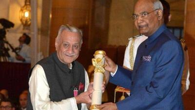 President Ram Nath Kovind giving Padma Shri award to Pandit Vijay Kumar Kilchu in 2018 (Twitter/@rashtrapatibhvn)