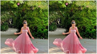 Hina decked up in nude eyeshadow, black eyeliner, mascara-laden eyelashes, drawn eyebrows, contoured cheeks and a shade of pastel pink lipstick as she smiled for the pictures. (Instagram/@realhinakhan) Hina decked up in nude eyeshadow, black eyeliner, mascara-laden eyelashes, drawn eyebrows, contoured cheeks and a shade of pastel pink lipstick as she smiled for the pictures. (Instagram/@realhinakhan)
