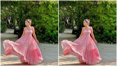 Hina accessorised her look for the day in a sleek necklace and comfy pink flip flops. With tresses tied into a messy bun, Hina further styled her look to perfection. (Instagram/@realhinakhan) Hina accessorised her look for the day in a sleek necklace and comfy pink flip flops. With tresses tied into a messy bun, Hina further styled her look to perfection. (Instagram/@realhinakhan)
