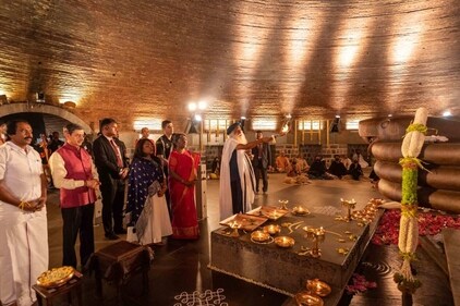 Sadhguru performing the auspicious 'arti' of Lord Shiva with leaders on his side during the event. Sadhguru performing the auspicious 'arti' of Lord Shiva with leaders on his side during the event.