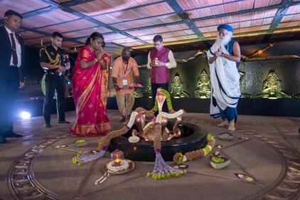 President Droupadi Murmu, accompanied by Sadhguru, offering her prayers to Lord Shiva at the event. President Droupadi Murmu, accompanied by Sadhguru, offering her prayers to Lord Shiva at the event.