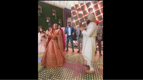 Bride and groom dance to Calm Down. (Twitter/@Hatindersinghr3)