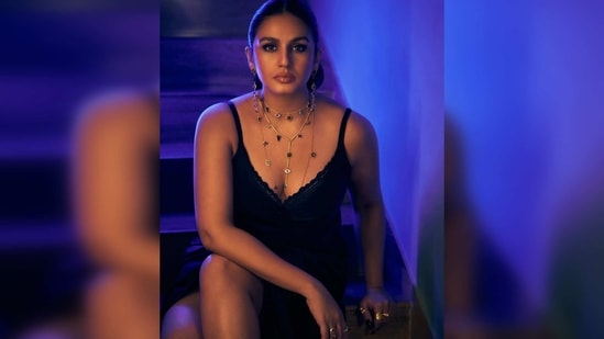 Huma Qureshi accessorised her look with multi-layered gold necklace, matching earrings and rings.&nbsp;(Instagram/@iamhumaq)