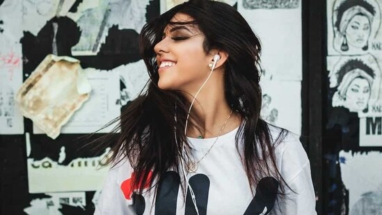 Earbuds are a modern necessity for many. But they can induce permanent hearing loss in excess. Keep the volume below 60% and the time below 60 minutes.(Pexels)