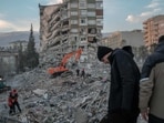 TOPSHOT - Rescuers search through the rubble of a collapsed building in Kahramanmaras on February 18, 2023, after a 7,8-magnitude earthquake struck the country's south-east. - The death toll on February 18 rose to more than 44,000 from the devastating earthquake in Turkey and Syria in the early hours of February 6, 2023. (Photo by BULENT KILIC / AFP)