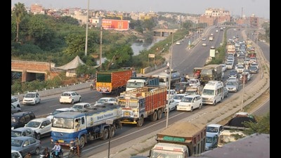 ₹4.97 crore will be spent for replacement and installation of street lights in the city, which includes maintenance of street lights for a period of 5 years, the minister said. (HT File photo)
