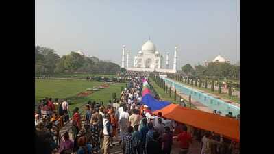 ‘Chadar-poshi’ at the Taj Mahal on the final day of the three-day Urs (HT)