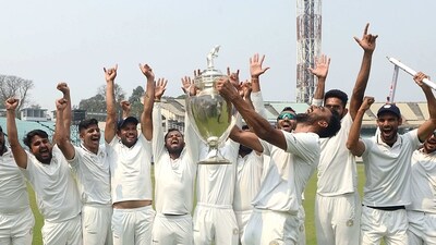 Saurashtra captain Jaydev Unadkat lifts the trophy with teammates while celebrating after winning the Ranji Trophy final (Sudipta Banerjee) Saurashtra captain Jaydev Unadkat lifts the trophy with teammates while celebrating after winning the Ranji Trophy final (Sudipta Banerjee)