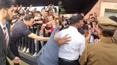 Akshay Kumar hugged a fan who jumped a barricade to meet him. Akshay Kumar hugged a fan who jumped a barricade to meet him.