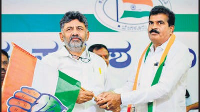 Karnataka Congress president DK Shivakumar welcoming HD Thammaiah to the party. (ANI) Karnataka Congress president DK Shivakumar welcoming HD Thammaiah to the party. (ANI)