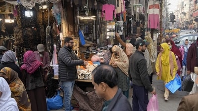 Pakistan Economic Crisis: People visit a market for shopping in Lahore, Pakistan. (AP) Pakistan Economic Crisis: People visit a market for shopping in Lahore, Pakistan. (AP)