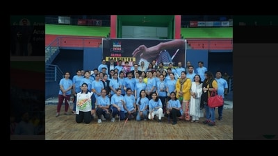 Participants of the Jazba badminton tournament with Navneet Sehgal, additional chief secretary of sports (UP). (HT Photo)