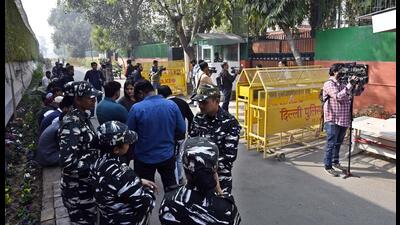 Security personnel outside Delhi deputy chief minister Manish Sisodia's residence on Mathura Road in New Delhi on Sunday. (Sanjeev Verma/ HT Photo) Security personnel outside Delhi deputy chief minister Manish Sisodia's residence on Mathura Road in New Delhi on Sunday. (Sanjeev Verma/ HT Photo)