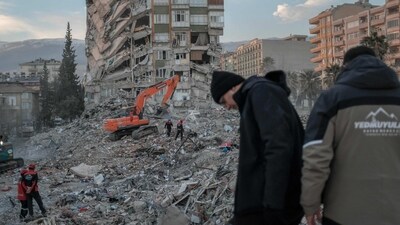TOPSHOT - Rescuers search through the rubble of a collapsed building in Kahramanmaras on February 18, 2023, after a 7,8-magnitude earthquake struck the country's south-east. - The death toll on February 18 rose to more than 44,000 from the devastating earthquake in Turkey and Syria in the early hours of February 6, 2023. (Photo by BULENT KILIC / AFP) (AFP)