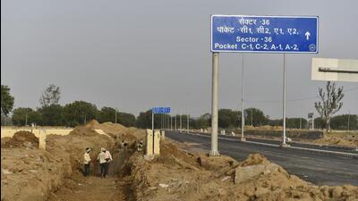 The urban extension road 2 construction site near Mohammadpur Majri in New Delhi. (HT Archive) The urban extension road 2 construction site near Mohammadpur Majri in New Delhi. (HT Archive)