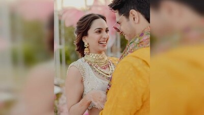 For the Haldi ceremony, Kiara Advani donned an ivory embellished lehenga paired with a yellow dupatta.&nbsp; (Instagram/@kiaraaliaadvani)