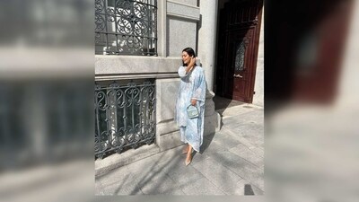 Esha Gupta wore a beautiful blue mulmul kurta set from the collection of the label 'mulmul.' (Instagram/@egupta) Esha Gupta wore a beautiful blue mulmul kurta set from the collection of the label 'mulmul.' (Instagram/@egupta)