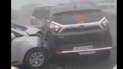 Several cars collided one after the other on the Delhi-Meerut Expressway due to dense fog on Sunday morning. Several cars collided one after the other on the Delhi-Meerut Expressway due to dense fog on Sunday morning.