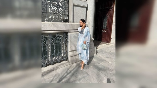 Esha Gupta paired her desi look with a blue handbag and pointed-toe stilettoes.Esha Gupta paired her desi look with a blue handbag and pointed-toe stilettoes.&nbsp;(Instagram/@egupta)