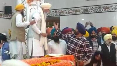 A high-voltage drama was witnessed at Gurdwara Chhevin Patshahi on Monday as the members of Shiromani Gurdwara Parbandhak Committee (SGPC) reached the gurdwara and accused the Haryana Sikh Gurdwara Management Committee (HSGMC) of forcibly taking over the control of the gurdwaras in Haryana. (HT Photo)