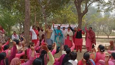 Accredited social health activist (ASHA) workers on Monday held a protest against registration of Surakshit Matritva Aashwasan (SUMAN) volunteers in Punjab. They claimed that the work undertaken by SUMAN volunteers was already being done by them. (HT Photo)