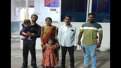 Constable Sachin Jadhav (right) has managed to reunite 500 children with their parents. (HT PHOTO)