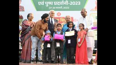 Governor Anandiben Patel giving away prizes to winners at the Fruit, Vegetable and Flower Exhibition at Raj Bhawan (HT Photo) Governor Anandiben Patel giving away prizes to winners at the Fruit, Vegetable and Flower Exhibition at Raj Bhawan (HT Photo)