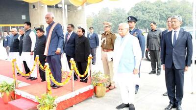 Haryana governor Bandaru Dattatreya inspecting the guard of honour as chief minister Manohar Lal Khattar, deputy CM Dushyant Chautala and Speaker Gian Chand Gupta look on before the assembly session in Chandigarh on Monday. (HT Photo)