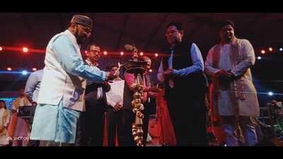 Minister in state cabinet for higher education Yogendra Upadhayaya (with cap) at the inauguration function of Taj Mahotsav, in Agra, on Monday. (HT Photo) Minister in state cabinet for higher education Yogendra Upadhayaya (with cap) at the inauguration function of Taj Mahotsav, in Agra, on Monday. (HT Photo)