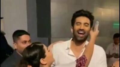 Recently, a female fan tried to kiss Aditya Roy Kapoor, and in another incident a fan hugged Kartik Aaryan while he was promoting his upcoming film Recently, a female fan tried to kiss Aditya Roy Kapoor, and in another incident a fan hugged Kartik Aaryan while he was promoting his upcoming film