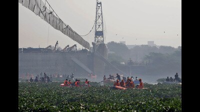 Rescuers search for survivors after a suspension bridge collapsed in Morbi town in Gujarat, October 31, 2022 (REUTERS) Rescuers search for survivors after a suspension bridge collapsed in Morbi town in Gujarat, October 31, 2022 (REUTERS)