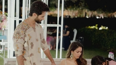 Shahid Kapoor held Mira Rajput's hand as she got her mehendi done. Shahid Kapoor held Mira Rajput's hand as she got her mehendi done.