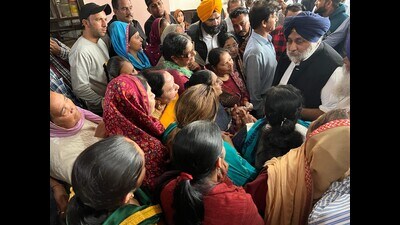Shiromani Akali Dal (SAD) resident Sukhbir Singh Badal held meetings with the workers in Phillaur, one of the nine assembly segments that fall in the Jalandhar parliamentary constituency. (HT photo) Shiromani Akali Dal (SAD) resident Sukhbir Singh Badal held meetings with the workers in Phillaur, one of the nine assembly segments that fall in the Jalandhar parliamentary constituency. (HT photo)