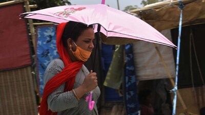On Sunday, the temperature in Delhi was 31.5 degrees Celsius, which is seven degrees above the normal for February. (HT Photo) On Sunday, the temperature in Delhi was 31.5 degrees Celsius, which is seven degrees above the normal for February. (HT Photo)